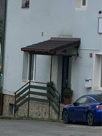 Tašky že stříšky nad vchodem