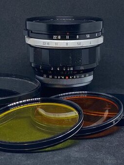 W-Komura 24 mm f/4 M42 – originál s krytkami a sluneční clon