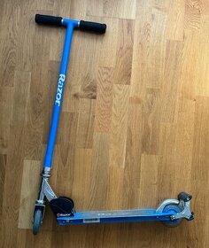 Modrá koloběžka Razor S Sport Scooter - 1