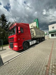 Přeprava komodit s nákladním autem na traktor