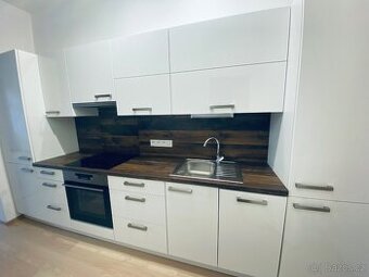 Pronájem nově zrenovovaného bytu 2+kk, Tábor - Hus. nám.