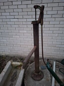 Prodám zahradní starou pumpu
