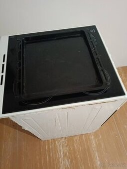 Elektrický sporák Indesit - sklokeramika