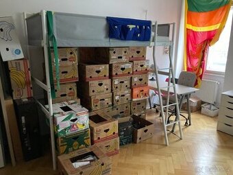 Postel se spodním prostorem
