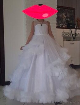 Prodám šaty pro menší slečnu