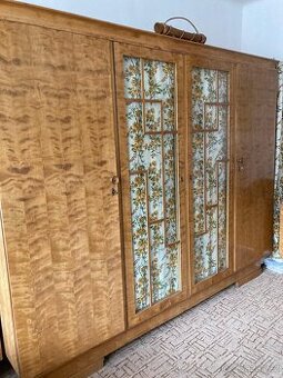 starožitná skříň