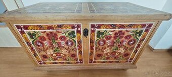 Nabízím k prodeji starožitný Slovácký nábytek - z roku 1935,