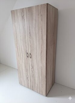 Jednoduchá šatní skříň