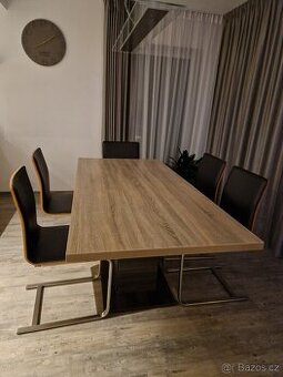 Rozkládací jídelní stůl (až 280cm)