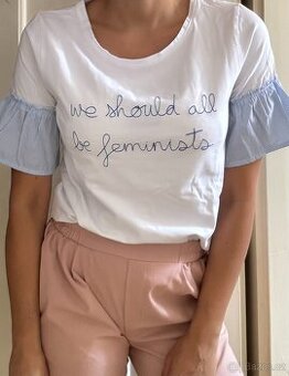 Bílé tričko s nápisem we should all be feminists