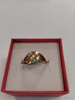 Zlatý prsten dvojí zlato se zirkony