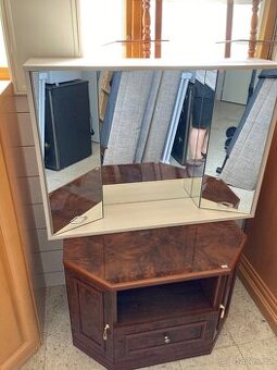 Koupelnová skříňka se zrcadlem