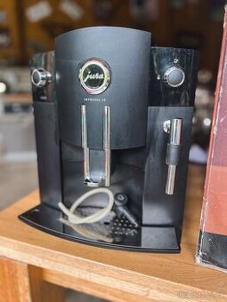 Automatický kávovar Jura Impressa C5 napěňovač mléka