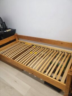Dřevěná postel