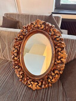 Historické oválné zrcadlo v bohatě řezaném rámu