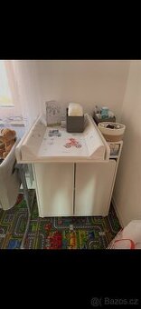 Přebalovací pult s odjimatelnou deskou