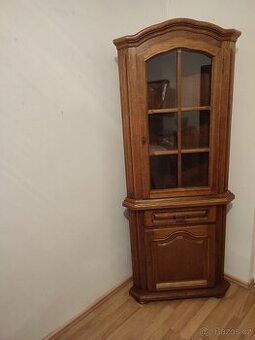 Krásná rohová skříň