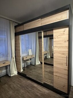 2x šatní skříň se zrcadly, nástavbou a šuplíky