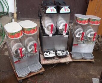 Výrobník ledu. Výrobník ledové tříště - drtě = drinky.