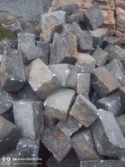 Staré dlažební kostky velké.