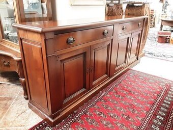 Celomasivni komoda - ořech