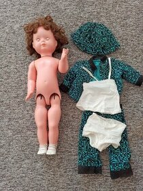 Starožitná hrací a mrkací panenka - 1