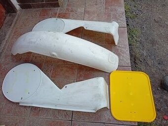 Koupím boční plasty na čz 125/516 motokros nebo vymnenim
