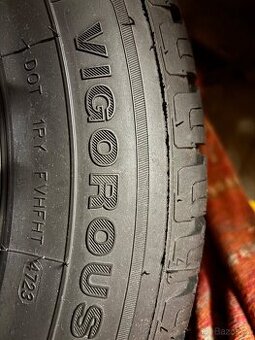 Prodám letní pneu 215/65r17