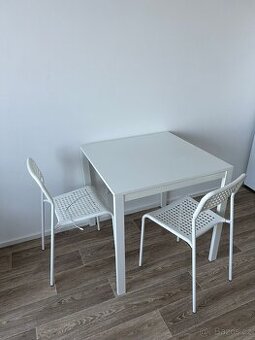 Stul a židle/ table with chairs