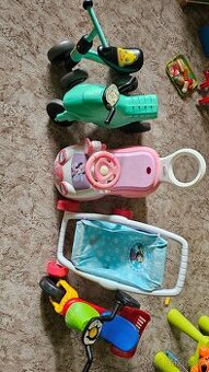 Odrážedla a kočárek