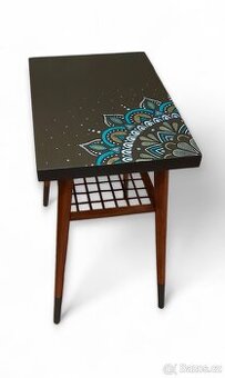 Renovovaný dubový odkládací stolek s mandalou