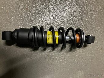 Triumph Bonneville Bobber 2022 zadní tlumič