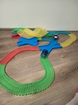 Svítí autodráha se 2 autíčky