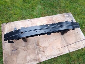 BMW iX xDrive50, výztuha předního nárazníku