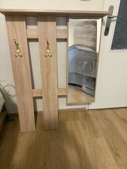 Věšák se zrcadlem