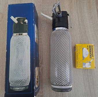 Opletena láhev na výrobu šlehačky .