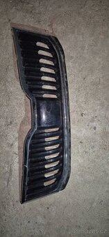 Prodám na Škoda Octavia 3 přední mřížka chladiče