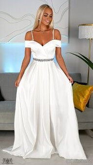 Krásné svatební saténové šaty zdobené kamínky