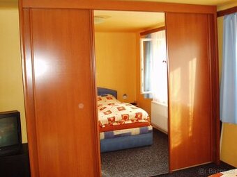 Velká skříň se zrcadlem