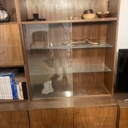 Obývací stěna - skleněné poličky