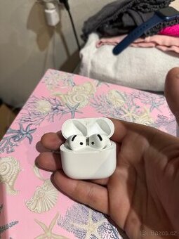 AirPods 4
