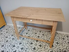Starý smrkový stůl po renovaci