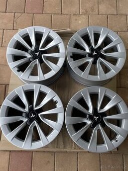 TESLA KOLA R19x8.5J
