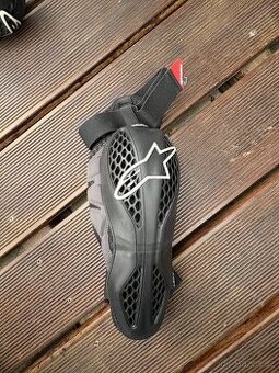 chrániče kolen Alpinestar