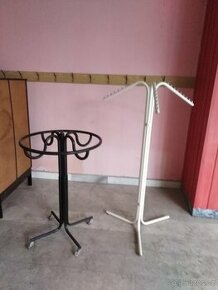 Štendr stojan na oblečení.
