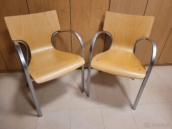 2 stohovatelné židle, dřevo/kov.nohy, 200 Kč/ks.