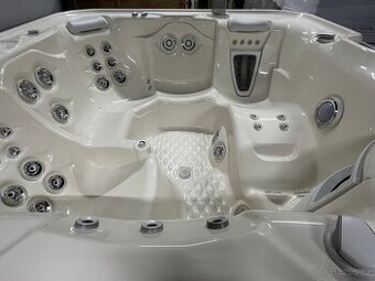 Vířivá vana Envoy HotSpring