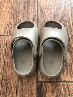 Dětské pantofle – velikost 26-27