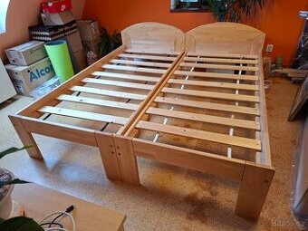 Dvě samostatné postele z masivu - lze spojit v manželskou po