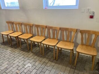 Židle dřevěné dva typy cca 20 ks